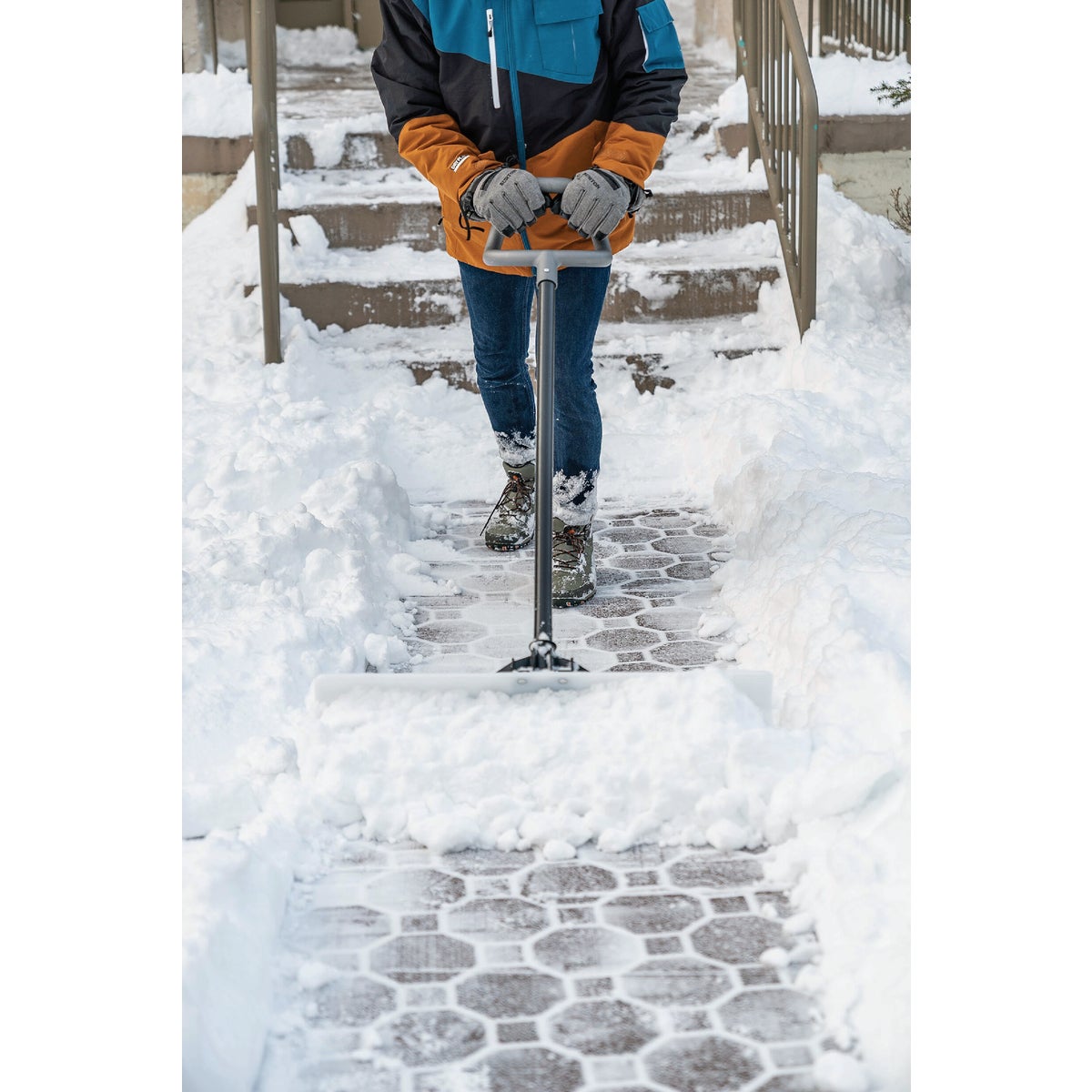 Suncast 36 In. Ultra High Molecular Weight Steel & Resin Snow Pusher Image 3