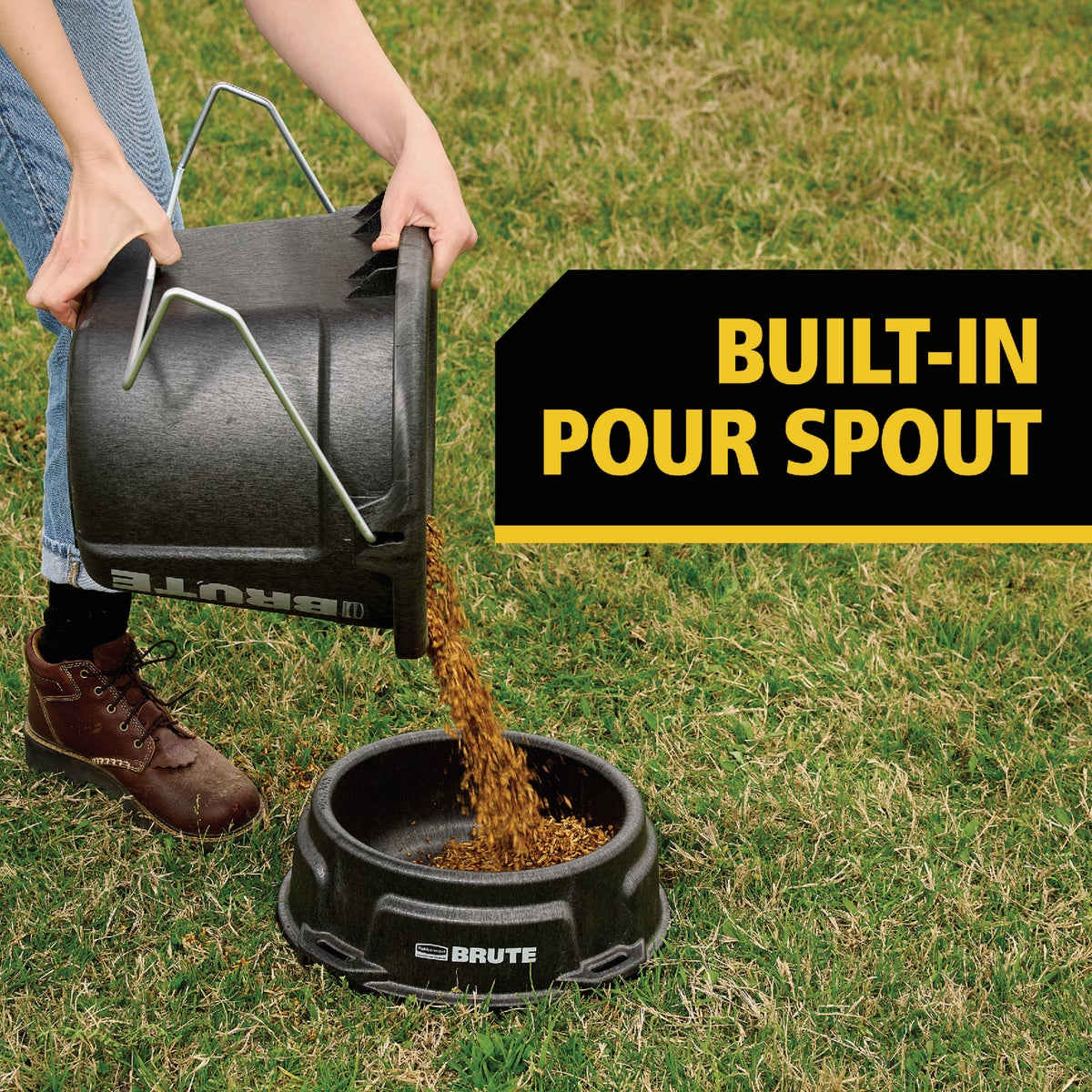 Rubbermaid Commercial Brute 2 Gal. 3-in-1 Flat Back Bucket Image 3