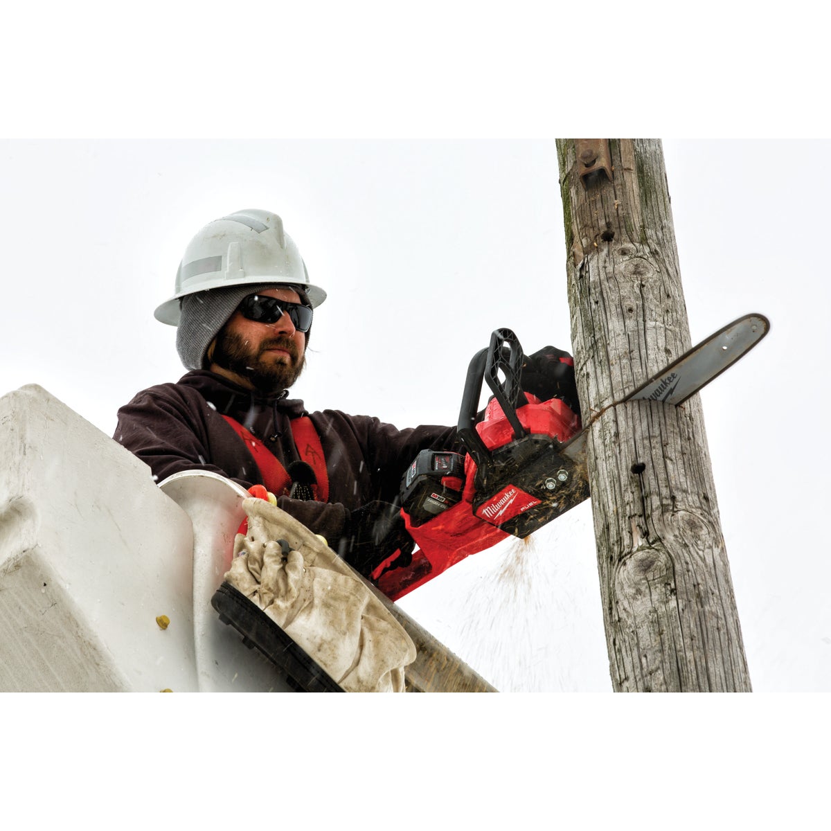 Milwaukee M18 FUEL Brushless 16 In. Cordless Chainsaw (Tool Only) Image 9