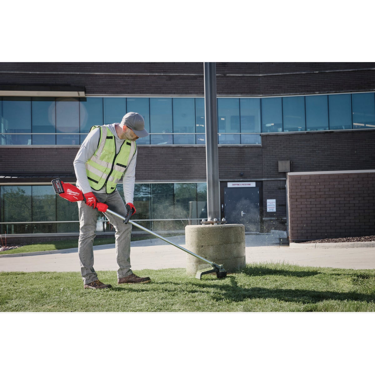 Milwaukee M18 FUEL 16 In. String Trimmer (Tool Only) Image 2