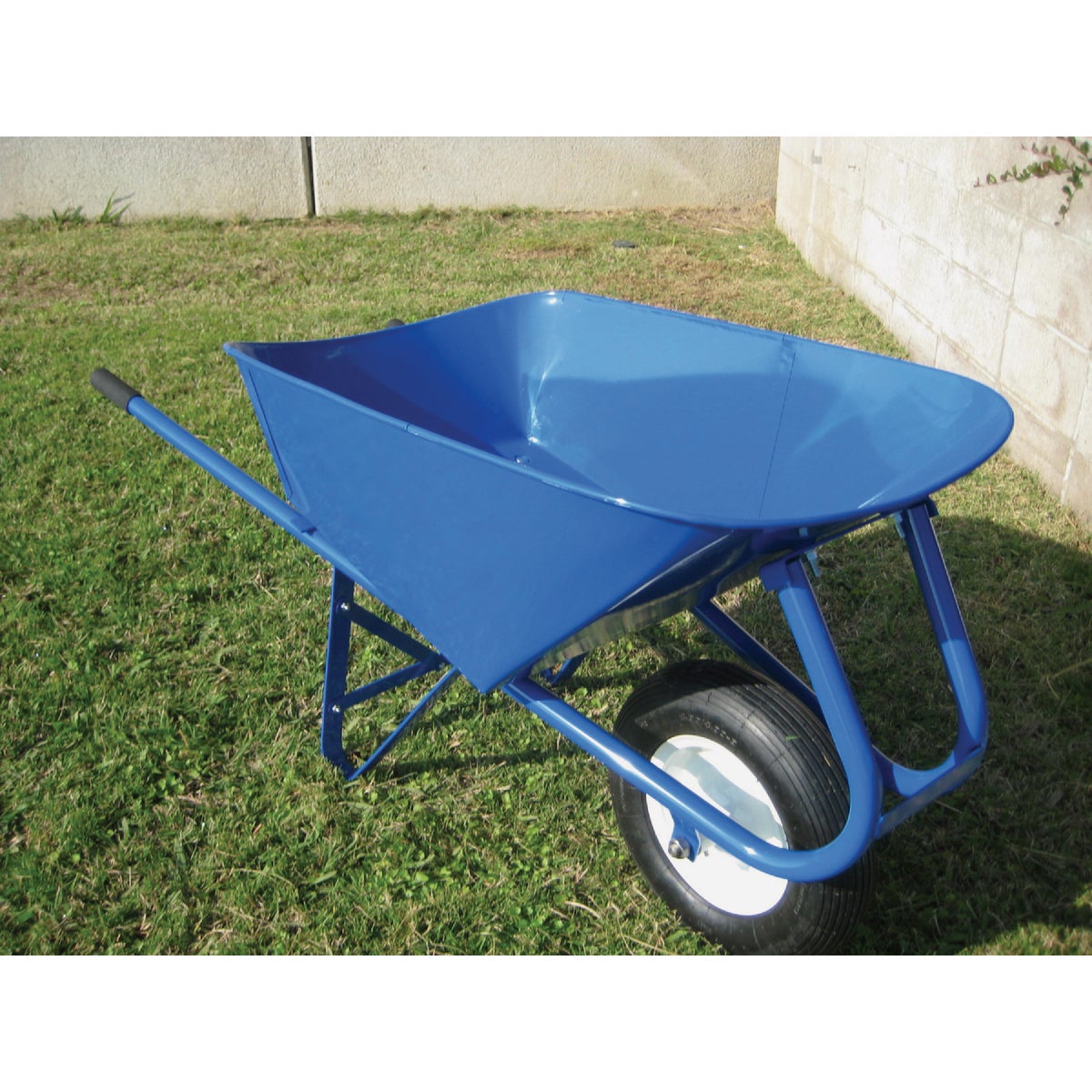 Miller 6 Cu. Ft. 18 ga Steel Contractor-Grade Wheelbarrow Image 1
