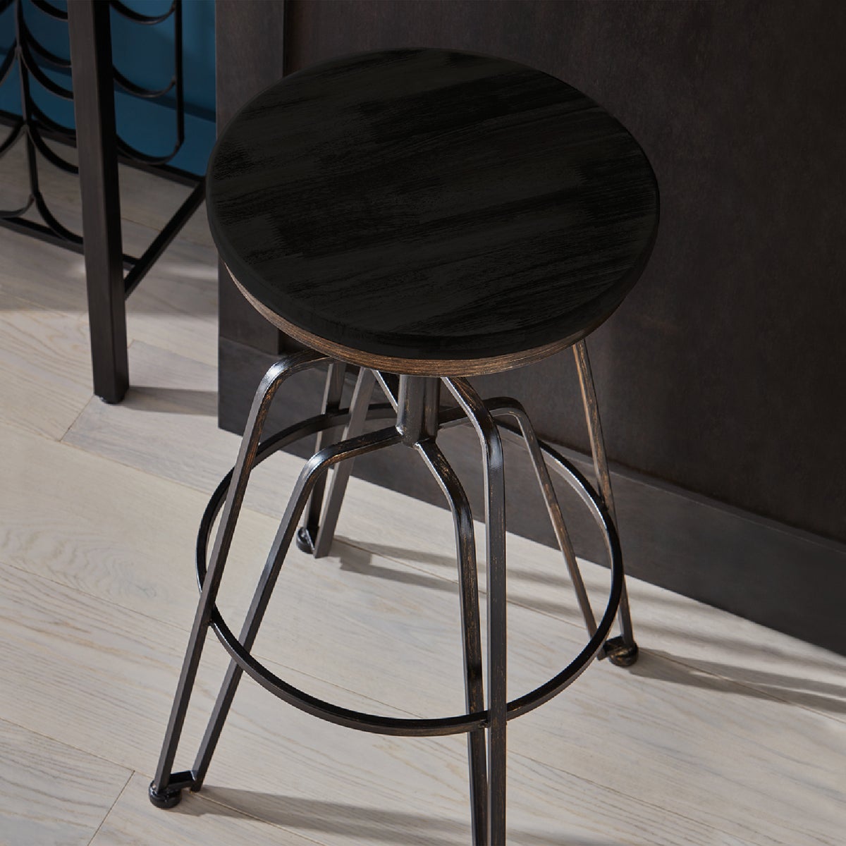 Minwax Wood Finish Penetrating Stain, True Black, 1 Qt. Image 5