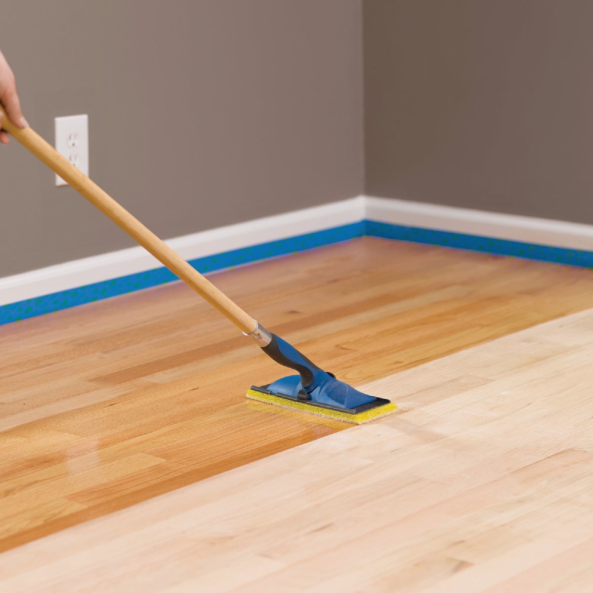 Minwax ULTIMATE 1 Gallon Gloss Water-Based Polyurethane Floor Finish Image 2