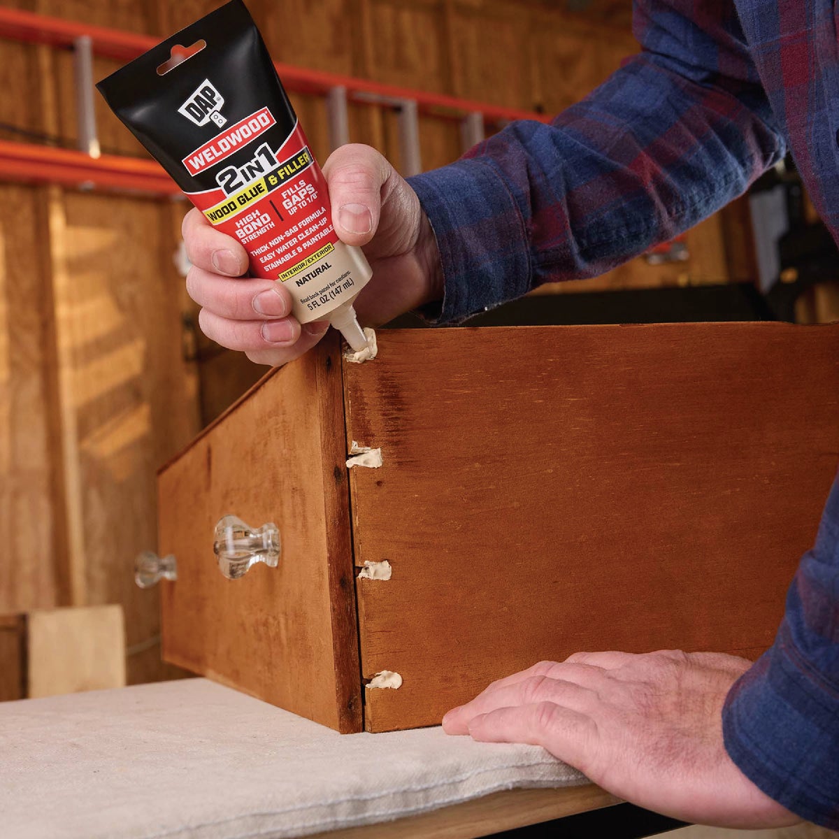 DAP Weldwood 5 Oz. 2-in-1 Wood Glue & Filler Image 6